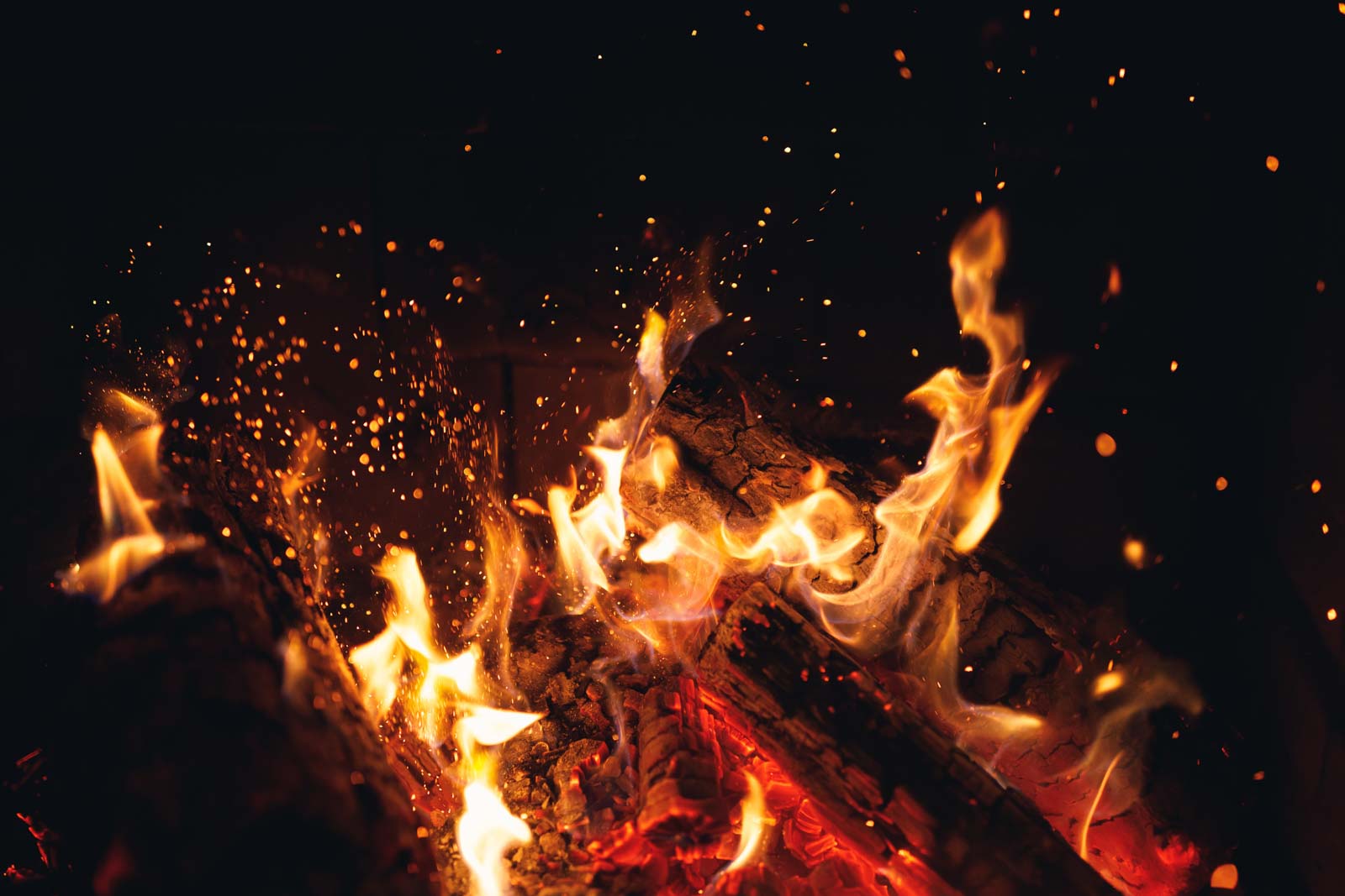 Blick ins Feuer eines Kaminofens mit guter Glut
