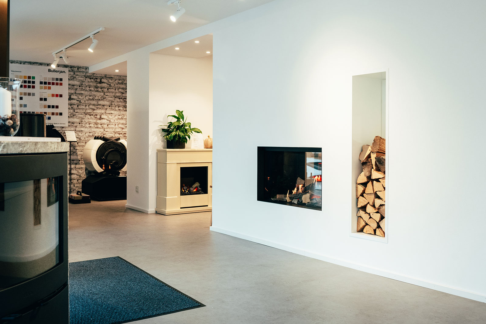 Blick in die Ofenausstellung des Mac Metzler Showrooms