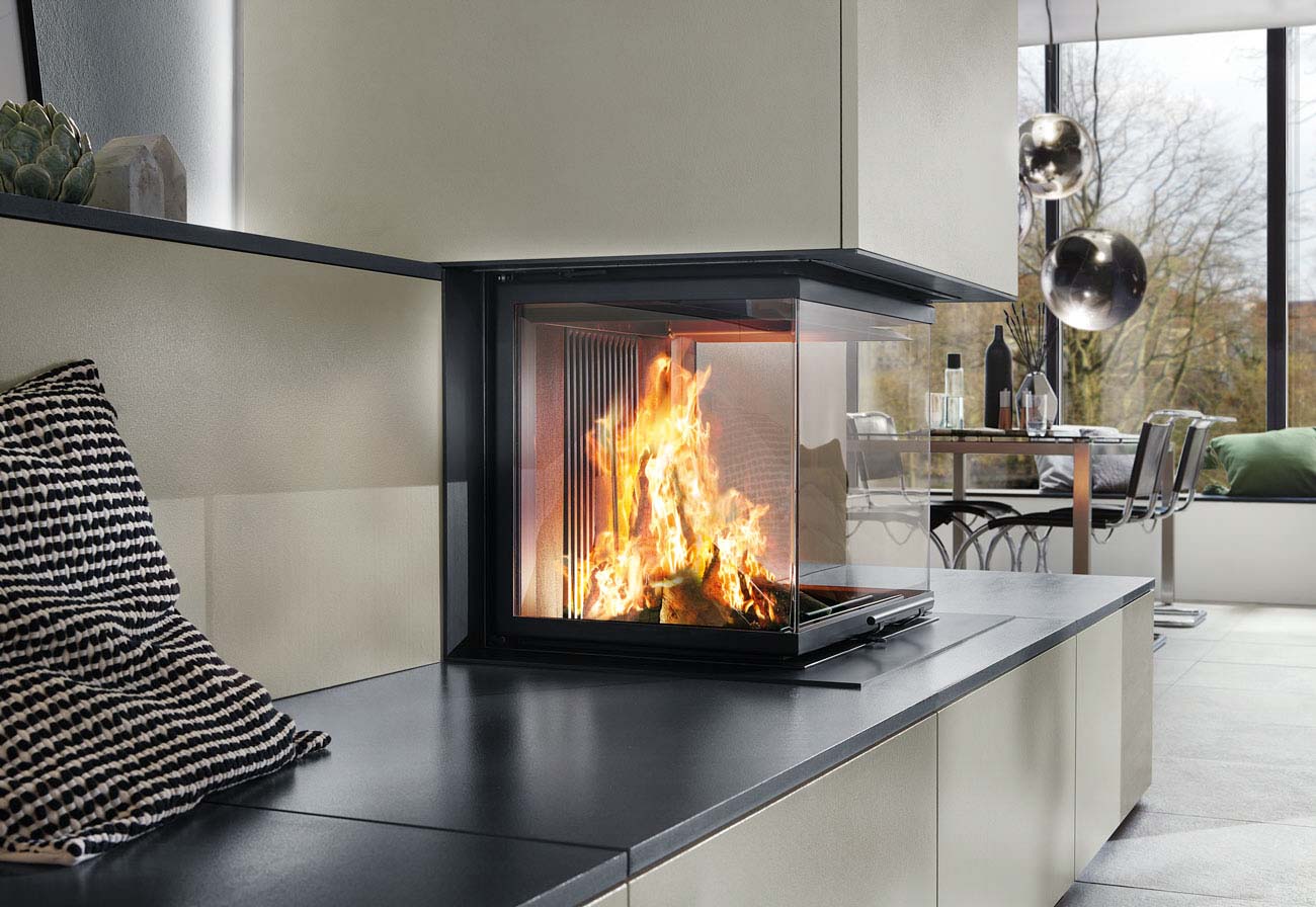 Kamin in einem hell gestalteten Wohnraum