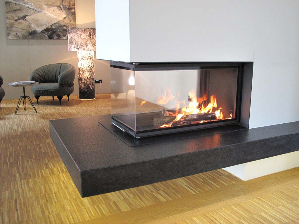 Großer Panorama Kamin mit Feuertisch von Brunner im Zentrum eines Wohnraums