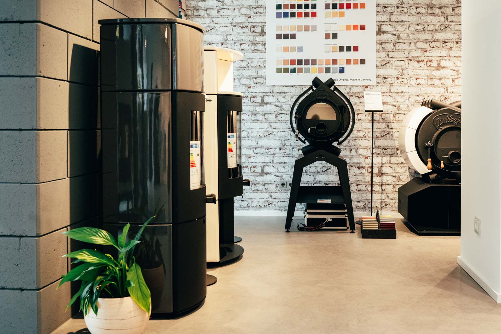 Blick auf freistehende Kaminöfen im Mac Metzler Showroom in Katzenelnbogen